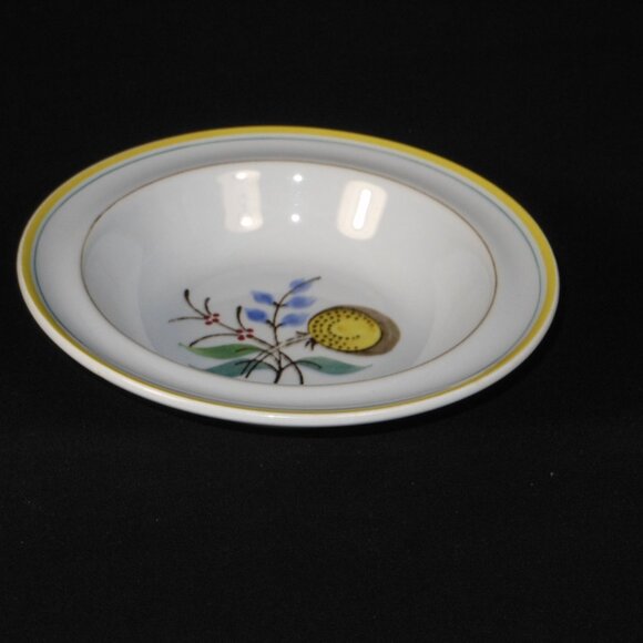 3 saucers & a berry bowl. ARABIA FINDLAND - Picture 3 of 6